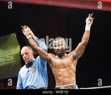 Albert Onolonose (R) aus Calgary, Alberta feiert seinen Gewinn über Eddie Sanchez aus San Diego, Kalifornien, in den acht Runden undercard Mittelgewicht bout während Rumble am Rock IV am River Rock Casino in der Nähe von Vancouver, British Columbia, 30. April 2008. Onolonose gewinnt eine einstimmige Entscheidung in seinem Kampf, die live auf ESPN's" Mittwoch Nacht Kämpfe im Fernsehen übertragen wurde." (UPI Foto/Heinz Ruckemann) Stockfoto