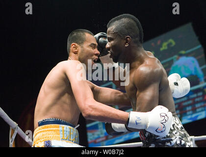 Albert Onolonose (R) aus Calgary, Alberta, Schläge auf den Kopf von Eddie Sanchez aus San Diego, Kalifornien, in der zweiten Runde der acht runde undercard Mittelgewicht bout während Rumble am Rock IV am River Rock Casino in der Nähe von Vancouver, British Columbia, 30. April 2008. Onolonose gewinnt eine einstimmige Entscheidung in seinem Kampf, die live auf ESPN's" Mittwoch Nacht Kämpfe im Fernsehen übertragen wurde." (UPI Foto/Heinz Ruckemann) Stockfoto