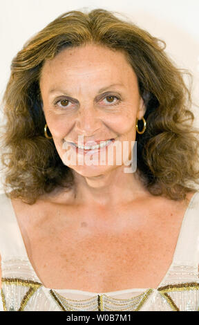 Mode Designerin Diane Von Furstenberg Spaziergänge auf der Bühne vor dem Start von Ihrem Herbst 2008 Diane Von Furstenberg fashion show am Holt Renfrew Kunst Regenschirm Nutzen in Vancouver, British Columbia, 6. Mai 2008. (UPI Foto/Heinz Ruckemann) Stockfoto