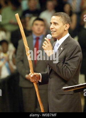 Demokratische Präsidentschaftskandidaten Senator Barack Obama (D-IL) spricht als Er hält einen Gehstock, ein Unterstützer ihm während ein Town Hall Meeting am Virginia High School in Bristol, Virginia gab am 5. Juni 2008. (UPI Foto/Nell Redmond) Stockfoto