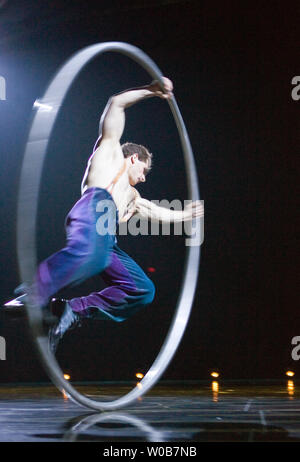 Ein Acrobat führt in der Cyr Rad Routine in Cirque du Soleil "Corteo während der Generalprobe für eine Woche Corteo's Run" in Vancouver, British Columbia, 11. Juni 2008. (UPI Foto/Heinz Ruckemann) Stockfoto