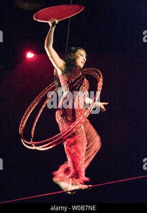 Anastasia Bykovskaya geht den tightwire in Cirque du Soleil "Corteo während der Generalprobe für eine Woche Corteo's Run" in Vancouver, British Columbia, 11. Juni 2008. (UPI Foto/Heinz Ruckemann) Stockfoto