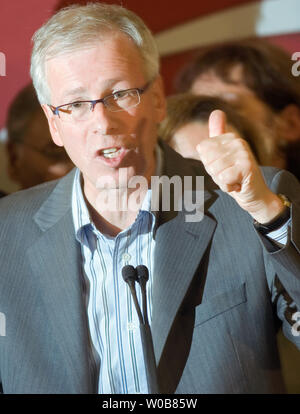 Der Führer der Liberalen Stephane Dion spricht mit Anhänger in Liberalen MP Raymond Chan's Reiten in Richmond in der Nähe von Vancouver, British Columbia, während seiner letzten Bundestagswahlkampf stop heute Abend, 13. Oktober 2008 vor der Rückkehr in Quebec im Morgen Wahl zu wählen. (UPI Foto/Heinz Ruckemann) Stockfoto