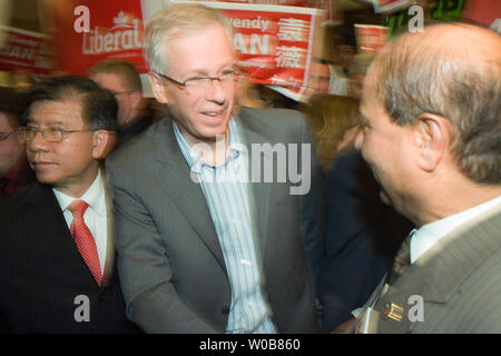 Der Führer der Liberalen Stephane Dion (Mitte) begrüßt Unterstützer in MP Raymond Chan's (L) Reiten in Richmond in der Nähe von Vancouver, British Columbia, während seiner letzten Bundestagswahlkampf stop heute Abend, 13. Oktober 2008 vor der Rückkehr in Quebec im Morgen Wahl zu wählen. (UPI Foto/Heinz Ruckemann) Stockfoto