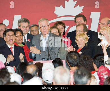 Der Führer der Liberalen Stephane Dion (Mitte) spricht zu den Verfechtern der liberalen MP Raymond Chan's Reiten in Richmond in der Nähe von Vancouver, British Columbia, während seiner letzten Bundestagswahlkampf stop heute Abend, 13. Oktober 2008 vor der Rückkehr in Quebec im Morgen Wahl zu wählen. (UPI Foto/Heinz Ruckemann) Stockfoto