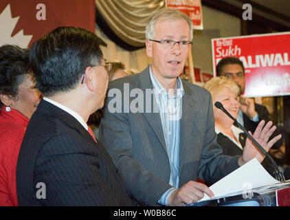 Der Führer der Liberalen Stephane Dion (Mitte) spricht zu den Verfechtern der liberalen MP Raymond Chan's Reiten in Richmond in der Nähe von Vancouver, British Columbia, während seiner letzten Bundestagswahlkampf stop heute Abend, 13. Oktober 2008 vor der Rückkehr in Quebec im Morgen Wahl zu wählen. (UPI Foto/Heinz Ruckemann) Stockfoto