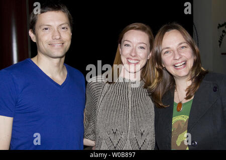 Regisseur Lynne Stopkewich (R) und Direktor der Fotografie Greg Middleton (L) und Schauspielerin Molly Parker zusammen mit anderen Alumni an der Präsentation der Stopkewich, Middleton und Parker's Film "Geküsst" während der Universität 2008 von British Columbia (UBC) 100 Screening Serie in Vancouver, British Columbia, 24. November 2008. (UPI Foto/Peter Tanner) Stockfoto