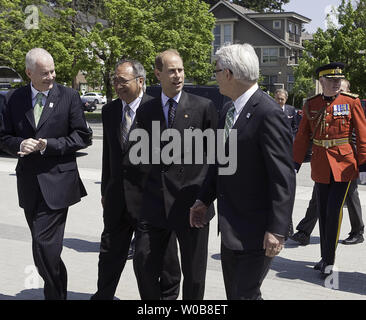 Eine Pause von anderen Aufgaben Prince Edward, Earl of Wessex (2. v. R) mit Vanoc, CEO John furlong (L), Premier Gordon Campbell (R) und andere Würdenträger ankommt, wie sie der Universität von British Columbia Thunderbird Arena einen Olympischen 2010 Schauplatz für ein Sled hockey Demonstration in Vancouver, British Columbia, 4. Juni 2009 besuchen. (UPI Foto/Heinz Ruckemann) Stockfoto