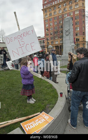 Mehrere tausend Kundgebung auf dem Siegesplatz in Vancouver, British Columbia, 23. Januar 2010, zu protestieren, konservative Premierminister Stephen Harper's proroguing des Parlaments berechnet Diskussion über schwierige Probleme während der Olympischen Spiele 2010 in Vancouver zu vermeiden. Der Facebook Gruppe "Kanadier gegen Proroguing Parlament eine Basisbewegung, die in großen Demonstrationen in mehreren Städten in Kanada und bei mehreren kanadischen Konsulate in anderen Ländern gestartet. UPI/Heinz Ruckemann Stockfoto