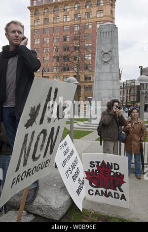 Mehrere tausend Kundgebung auf dem Siegesplatz in Vancouver, British Columbia, 23. Januar 2010, zu protestieren, konservative Premierminister Stephen Harper's proroguing des Parlaments berechnet Diskussion über schwierige Probleme während der Olympischen Spiele 2010 in Vancouver zu vermeiden. Der Facebook Gruppe "Kanadier gegen Proroguing Parlament eine Basisbewegung, die in großen Demonstrationen in mehreren Städten in Kanada und bei mehreren kanadischen Konsulate in anderen Ländern gestartet. UPI/Heinz Ruckemann Stockfoto