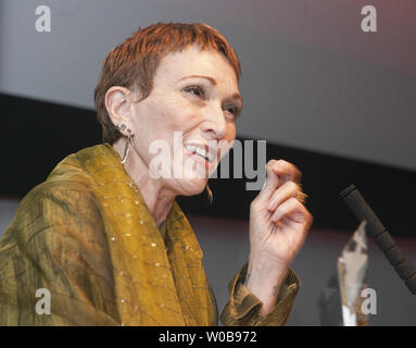 Schauspielerin und Sängerin Babz Chula gezeigt sprechen nach dem Gewinn der "Frau des Jahres" Auszeichnung bei den Frauen in Film und Fernsehen Vancouver (WIFTV) Spotlight Awards in Vancouver, British Columbia, 7. März 2009 stirbt im Alter von 64 in Vancouver am Freitag, 7. Mai 2010 nach einem langen Kampf mit Krebs. In über 100 Filmen und TV-Shows Chula war Barbara Ellen Zuckerman am 12. März 1947 in Springfield, Massachusetts geboren. UPI Foto/Heinz Ruckemann Stockfoto