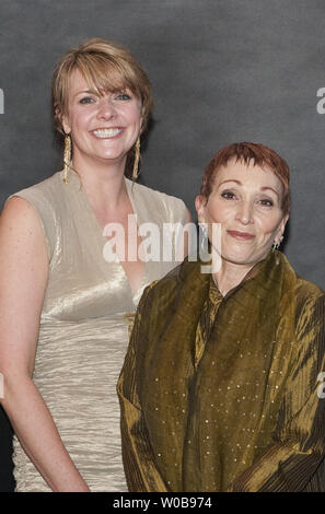 Schauspielerin und Sängerin Babz Chula (R.) steht mit anderen Schauspielerin Amanda Tapping auf die Frauen in Film und Fernsehen Vancouver (WIFTV) Spotlight Awards in Vancouver, British Columbia, 7. März 2009 stirbt im Alter von 64 in Vancouver am Freitag, 7. Mai 2010 nach einem langen Kampf mit Krebs. In über 100 Filmen und TV-Shows Chula war Barbara Ellen Zuckerman am 12. März 1947 in Springfield, Massachusetts geboren. UPI Foto/Heinz Ruckemann Stockfoto