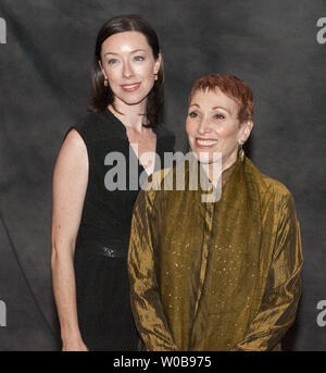 Schauspielerin und Sängerin Babz Chula (R.) steht mit anderen Schauspielerin Molly Parker im Frauen in Film und Fernsehen Vancouver (WIFTV) Spotlight Awards in Vancouver, British Columbia, 7. März 2009 stirbt im Alter von 64 in Vancouver am Freitag, 7. Mai 2010 nach einem langen Kampf mit Krebs. In über 100 Filmen und TV-Shows Chula war Barbara Ellen Zuckerman am 12. März 1947 in Springfield, Massachusetts geboren. UPI Foto/Heinz Ruckemann Stockfoto