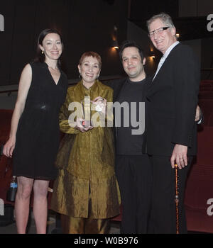 Schauspielerin und Sängerin Babz Chula gezeigt halten Sie "Frau des Jahres" ausgezeichnet und stand mit aktuellen Ehemann Larry Lynn (R.) und Akteure Molly Parker (L.) und Ben Ratner an der Frauen in Film und Fernsehen Vancouver (WIFTV) Spotlight Awards in Vancouver, British Columbia, 7. März 2009 stirbt im Alter von 64 in Vancouver am Freitag, 7. Mai 2010 nach einem langen Kampf mit Krebs. In über 100 Filmen und TV-Shows Chula war Barbara Ellen Zuckerman am 12. März 1947 in Springfield, Massachusetts geboren. UPI Foto/Heinz Ruckemann Stockfoto