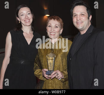 Schauspielerin und Sängerin Babz Chula gezeigt halten Sie "Frau des Jahres" ausgezeichnet und stehen mit Schauspielern Molly Parker (L.) und Ben Ratner an der Frauen in Film und Fernsehen Vancouver (WIFTV) Spotlight Awards in Vancouver, British Columbia, 7. März 2009 stirbt im Alter von 64 in Vancouver am Freitag, 7. Mai 2010 nach einem langen Kampf mit Krebs. In über 100 Filmen und TV-Shows Chula war Barbara Ellen Zuckerman am 12. März 1947 in Springfield, Massachusetts geboren. UPI Foto/Heinz Ruckemann Stockfoto