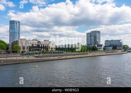 Köln, Deutschland - 12. Mai: Ufer des Rheins in Köln, Deutschland, am 12. Mai 2019. Blick auf Triangle Turm. Stockfoto