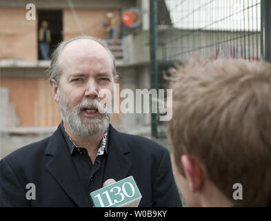 Autor und Künstler Douglas Coupland im Gespräch mit Reportern nach der Enthüllung seines neuen Konzept für einen Terry Fox Denkmal am BC Place in Downtown Vancouver, British Columbia (BC), am 18. Januar 2011. Die neue Gedenkstätte wird die vorhandene Terry Fox Memorial, die demontiert wird als Renovierung einschließlich einer neuen Klappdachs an BC Place weiter austauschen. UPI/Heinz Ruckemann Stockfoto