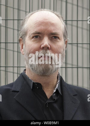 Autor und Künstler Douglas Coupland im Gespräch mit Reportern nach der Enthüllung seines neuen Konzept für einen Terry Fox Denkmal am BC Place in Downtown Vancouver, British Columbia (BC), am 18. Januar 2011. Die neue Gedenkstätte wird die vorhandene Terry Fox Memorial, die demontiert wird als Renovierung einschließlich einer neuen Klappdachs an BC Place weiter austauschen. UPI/Heinz Ruckemann Stockfoto