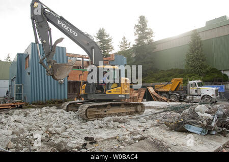 Tieflöffel an der Universität von British Columbia (UBC) TRIUMF Zyklotron Werk genehmigt Strukturen nach dem Spatenstich startet Bau des $ 62,9 Millionen Erweiterte seltene Isotop Labor (ARIEL) auf den triumf Website in Vancouver, British Columbia am 1. November 2011 abgerissen. Es wird einige 300 Arbeiter nehmen die nächsten 18 Monate ARIEL, die im Herzen der nächsten Generation Linearbeschleuniger oder e-Linearbeschleuniger und Kanada an der Spitze der Isotope für die nächsten 15 Jahre zu bauen und helfen regelmäßige ärztliche Isotop Engpässe der Welt Enden. UPI/Heinz Ruckem Stockfoto