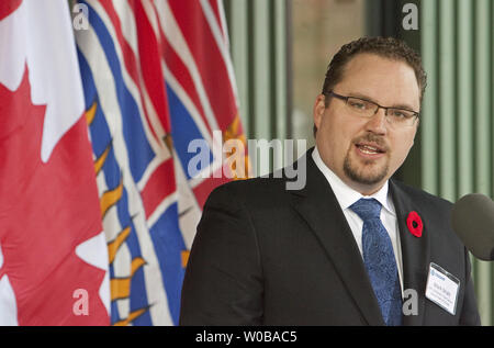 Beauftragte der Bundesregierung MP Mark Strahl Adressen Gäste während der Spatenstich startet Bau des $ 62,9 Millionen Erweiterte seltene Isotop Labor (ARIEL) an der Universität von British Columbia (UBC) TRIUMF Zyklotron site in Vancouver, British Columbia am 1. November 2011. Es wird einige 300 Arbeiter nehmen die nächsten 18 Monate ARIEL, die im Herzen der nächsten Generation Linearbeschleuniger oder e-Linearbeschleuniger und Kanada an der Spitze der Isotope für die nächsten 15 Jahre zu bauen und helfen regelmäßige ärztliche Isotop Engpässe der Welt Enden. UPI/Heinz R Stockfoto