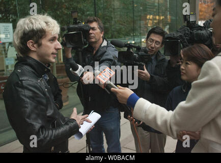 Damien Otis der Protest Gespräche besetzen Vancouver" mit Reportern auf die Schritte der British Columbia (B. C.) der Oberste Gerichtshof in der Innenstadt von Vancouver, B.C., Ende November 8, 2011, nach der heutigen Stadt Vancouver Versuch zur Erlangung einer einstweiligen Demonstranten Zeltstadt zu entfernen geht zurück zu Gericht morgen. UPI/Heinz Ruckemann Stockfoto