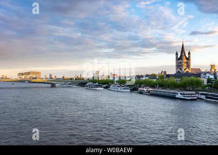 Köln, Deutschland - 12. Mai: Schiffe am Rhein in Köln, Deutschland, am 12. Mai 2019. Stockfoto