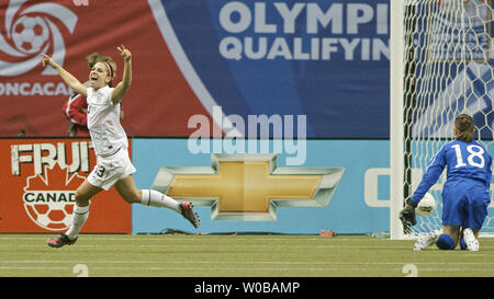 Die USA Alex Morgan #13 feiert, nachdem das erste Ziel des Spiels setzen die Kugel hinter der kanadischen Torhüter Erin Katrina McLeod in der ersten Hälfte des Spiels #15 der Olympischen des CONCACAF Women qualifizierenden Endrunden an BC Place in Vancouver, British Columbia, 29. Januar 2012. USA besiegt Kanada 4-0. UPI/Heinz Ruckemann Stockfoto