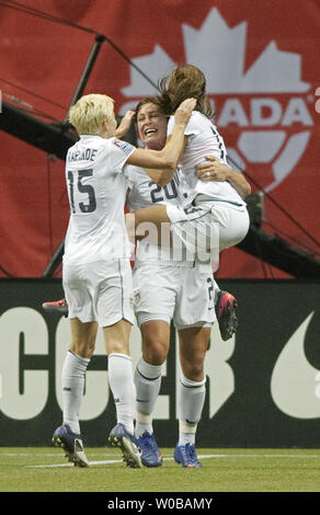 Die USA Abby Wambach feiert mit Teamkollegen Alex Morgan (R) und Megan Rapinoe (L) nach dem Scoring Das zweite Ziel des Spiels gegen Kanada in der ersten Hälfte des Spiels #15 der Olympischen des CONCACAF Women qualifizierenden Endrunden an BC Place in Vancouver, British Columbia, 29. Januar 2012. USA besiegt Kanada 4-0. UPI/Heinz Ruckemann Stockfoto