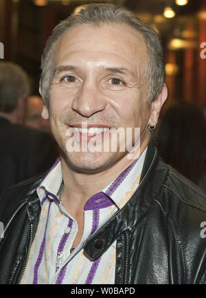 Boxer Boom Boom Mancini kommt für den Empfang vor der Weltpremiere des Films "ich Bruce Lee' an der Vancity Theater in der Innenstadt von Vancouver, British Columbia, 8. Februar 2012 bin. Der Film wird in den USA am 9. Februar und 15. Und in Kanada am 8. März und 17. Bildschirm. UPI Foto/Heinz Ruckemann Stockfoto