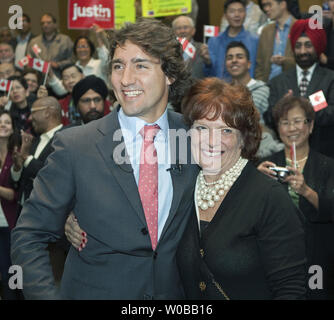 Margaret Trudeau (R) wird von ihrem Sohn liberale Abgeordnete des Parlaments Justin Trudeau begrüßt, nachdem er auf seiner zweiten Kampagne Stop für die Führung seiner Partei in Richmond in der Nähe von Vancouver, British Columbia am 3. Oktober 2012 kommt. Justin Trudeau kündigte er für die Führung des Eidgenössischen liberalen Partei gestern ausgeführt wurde. UPI Foto/Heinz Ruckemann Stockfoto