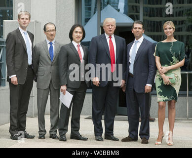 Donald Trump kommt mit seiner Tochter Ivanka und Söhne Eric (L) und Donald Jr. (2. v. r.) und George Wong von Magnum Projekte (2. v. L) und Joo Kim Tiah, CEO der Entwickler Holborn Gruppe den Luxus $ 360 Mio. zu verkünden, 63-stöckigen Trump International Hotel and Tower auf der Georgia Street in der Innenstadt von Vancouver, British Columbia, 19. Juni 2013 gebaut werden. UPI/Heinz Ruckemann Stockfoto