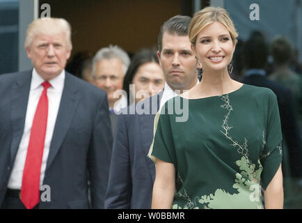 Donald Trump (L) kommt mit seiner Tochter Ivanka (R) und Söhnen Eric (nicht sichtbar) und Donald Jr. (2. v. R) den Luxus $ 360 Mio. zu verkünden, 63-stöckigen Trump International Hotel and Tower auf der Georgia Street in der Innenstadt von Vancouver, British Columbia, 19. Juni 2013 gebaut werden. UPI/Heinz Ruckemann Stockfoto