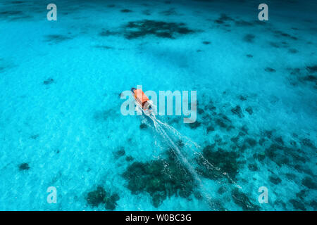 Luftaufnahme des Fischerboot im Blue Sea am sonnigen Morgen Stockfoto