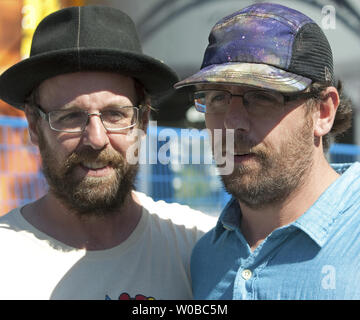 Durch Vancouver Biennale gesponsert, brasilianischer Künstler Gustavo und Otavio Pandolfo bekannt als OSGEMEOS (portugiesisch für "die Zwillinge") der Öffentlichkeit die offizielle Vorstellung des "Riesen" Ihre größten öffentlichen Wandbild überhaupt, 360 Grad, 23 U-Bahn hohe öffentliche Kunst Projekt in sechs Ozean Konzerte Silos auf Granville Island in Vancouver, British Columbia, September 7, 2014 einladen. UPI/Heinz Ruckemann Stockfoto