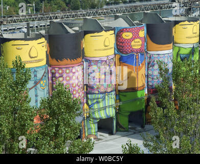 Durch Vancouver Biennale gesponsert, brasilianischer Künstler Gustavo und Otavio Pandolfo bekannt als OSGEMEOS (portugiesisch für "die Zwillinge") der Öffentlichkeit die offizielle Vorstellung des "Riesen" Ihre größten öffentlichen Wandbild überhaupt, 360 Grad, 23 U-Bahn hohe öffentliche Kunst Projekt in sechs Ozean Konzerte Silos auf Granville Island in Vancouver, British Columbia, September 7, 2014 einladen. UPI/Heinz Ruckemann Stockfoto