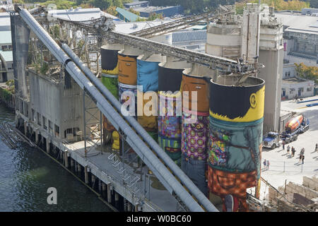 Durch Vancouver Biennale gesponsert, brasilianischer Künstler Gustavo und Otavio Pandolfo bekannt als OSGEMEOS (portugiesisch für "die Zwillinge") der Öffentlichkeit die offizielle Vorstellung des "Riesen" Ihre größten öffentlichen Wandbild überhaupt, 360 Grad, 23 U-Bahn hohe öffentliche Kunst Projekt in sechs Ozean Konzerte Silos auf Granville Island in Vancouver, British Columbia, September 7, 2014 einladen. UPI/Heinz Ruckemann Stockfoto