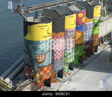 Durch Vancouver Biennale gesponsert, brasilianischer Künstler Gustavo und Otavio Pandolfo bekannt als OSGEMEOS (portugiesisch für "die Zwillinge") der Öffentlichkeit die offizielle Vorstellung des "Riesen" Ihre größten öffentlichen Wandbild überhaupt, 360 Grad, 23 U-Bahn hohe öffentliche Kunst Projekt in sechs Ozean Konzerte Silos auf Granville Island in Vancouver, British Columbia, September 7, 2014 einladen. UPI/Heinz Ruckemann Stockfoto