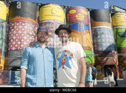 Durch Vancouver Biennale gesponsert, brasilianischer Künstler Gustavo und Otavio Pandolfo bekannt als OSGEMEOS (portugiesisch für "die Zwillinge") der Öffentlichkeit die offizielle Vorstellung des "Riesen" Ihre größten öffentlichen Wandbild überhaupt, 360 Grad, 23 U-Bahn hohe öffentliche Kunst Projekt in sechs Ozean Konzerte Silos auf Granville Island in Vancouver, British Columbia, September 7, 2014 einladen. UPI/Heinz Ruckemann Stockfoto