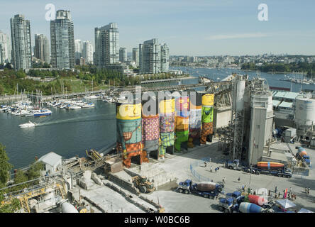 Durch Vancouver Biennale gesponsert, brasilianischer Künstler Gustavo und Otavio Pandolfo bekannt als OSGEMEOS (portugiesisch für "die Zwillinge") der Öffentlichkeit die offizielle Vorstellung des "Riesen" Ihre größten öffentlichen Wandbild überhaupt, 360 Grad, 23 U-Bahn hohe öffentliche Kunst Projekt in sechs Ozean Konzerte Silos auf Granville Island in Vancouver, British Columbia, September 7, 2014 einladen. UPI/Heinz Ruckemann Stockfoto