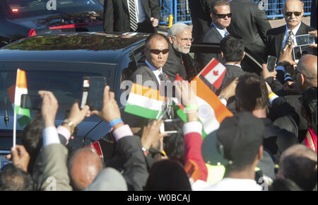 Indiens Ministerpräsident Narendra Modi sein Fahrzeug verlässt, als er kommt an der Laxmi Narayan Hindu Tempel in Surrey in der Nähe von Vancouver, British Columbia, 16. April 2015. Die letzten indischen Premierminister Kanada 42-Jahre zu besuchen - war vor Indira Gandhi im Jahre 1973. UPI/Heinz Ruckemann Stockfoto