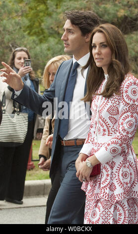 Prinz William's Frau Kate, die Herzogin von Cambridge ist geleitet von Kanadas Premierminister Justin Trudeau, wie sie der Kitsilano Coast Guard Station während der Royal Tour 2016 von British Columbia und Yukon, Vancouver, British Columbia, 25. September 2016 besuchen. UPI/Heinz Ruckemann Stockfoto