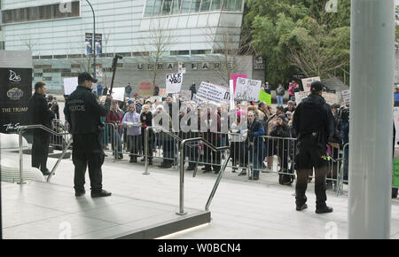 Media tours besuchen Sie die Lobby des Trump International Hotel and Tower, wo Anti - Trumpf Demonstranten sichtbar werden über die Windows während der offiziellen Eröffnung des luxuriösen $ 360 Mio. in 1161 Georgia Street in der Innenstadt von Vancouver, British Columbia, 28. Februar 2017. Das Hotel wurde von dem berühmten Architekten Arthur Erickson wird das zweite Trump Hotel in Kanada. UPI/Heinz Ruckemann Stockfoto