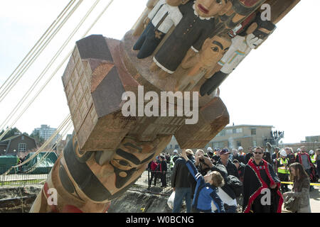 Die 17 Meter hohen Versöhnung Totem Pole von James Hart (7 idansuu), Haida master Carver und erbliche Chief wartet, während einer Zeremonie auf der Mall an der Universität von British Columbia (UBC) in Vancouver, British Columbia (BC) am 1. April 2017 geschnitzt. Der Totempfahl steht für Überlebende von Kanada's Residential School System, während die Tausenden von Kupfer Nägel in die Pole hämmerte die Kinder, die im gleichen System gestorben sind. UPI/Heinz Ruckemann Stockfoto