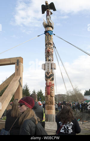 Die 17 Meter hohen Versöhnung Totem Pole von James Hart (7 idansuu), Haida master Carver und erbliche Chief geschnitzt ist auf der Mall an der Universität von British Columbia (UBC) in Vancouver, British Columbia (BC) am 1. April 2017 errichtet. Der Totempfahl steht für Überlebende von Kanada's Residential School System. UPI/Heinz Ruckemann Stockfoto