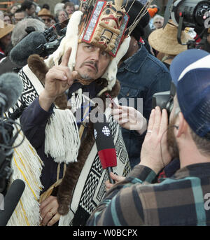 James Hart (7 idansuu), Haida master Carver und erbliche Chief Punkte an den 17 Meter hohen Versöhnung Totem Pole, die er geschnitzt, während im Gespräch mit Reportern nach der Pole während der Zeremonien auf der Mall an der Universität von British Columbia (UBC) in Vancouver, British Columbia (BC) am 1. April 2017. Der Totempfahl steht für Überlebende von Kanada's Residential School System. UPI/Heinz Ruckemann Stockfoto