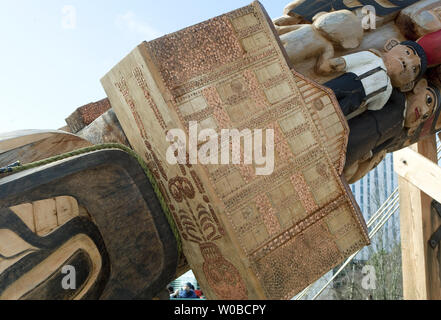 Die 17 Meter hohen Versöhnung Totem Pole von James Hart (7 idansuu), Haida master Carver und erbliche Chief wartet, während einer Zeremonie auf der Mall an der Universität von British Columbia (UBC) in Vancouver, British Columbia (BC) am 1. April 2017 geschnitzt. Der Totempfahl steht für Überlebende von Kanada's Residential School System, während die Tausenden von Kupfer Nägel in die Pole hämmerte die Kinder, die im gleichen System gestorben sind. UPI/Heinz Ruckemann Stockfoto