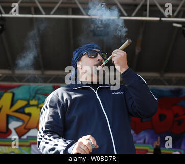 Louis' B-Real" Freese, der Latino-American hip hop band Cypress Hill raucht eine gemeinsame Bühne während der Durchführung während der umstrittenen 25. jährlichen 4/20 Protest am Sunset Beach in Vancouver, British Columbia am 20. April 2019. Rund 100.000 Menschen kamen zu der Veranstaltung mit der Überschrift von Cypress Hill. Foto von Heinz Ruckemann/UPI Stockfoto