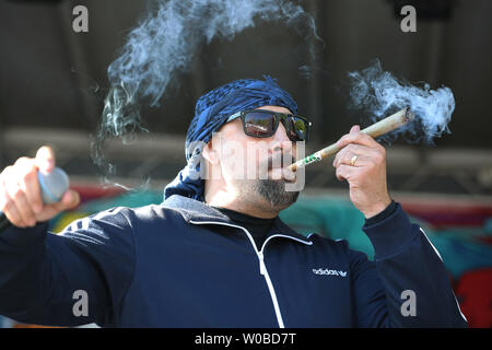 Louis' B-Real" Freese, der Latino-American hip hop band Cypress Hill raucht eine gemeinsame Bühne während der Durchführung während der umstrittenen 25. jährlichen 4/20 Protest am Sunset Beach in Vancouver, British Columbia am 20. April 2019. Rund 100.000 Menschen kamen zu der Veranstaltung mit der Überschrift von Cypress Hill. Foto von Heinz Ruckemann/UPI Stockfoto