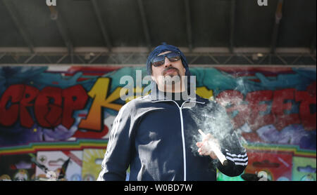 Louis' B-Real" Freese, der Latino-American hip hop band Cypress Hill raucht eine gemeinsame Bühne während der Durchführung während der umstrittenen 25. jährlichen 4/20 Protest am Sunset Beach in Vancouver, British Columbia am 20. April 2019. Rund 100.000 Menschen kamen zu der Veranstaltung mit der Überschrift von Cypress Hill. Foto von Heinz Ruckemann/UPI Stockfoto