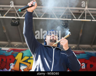 Louis' B-Real" Freese, der Latino-American hip hop band Cypress Hill raucht eine gemeinsame Bühne während der Durchführung während der umstrittenen 25. jährlichen 4/20 Protest am Sunset Beach in Vancouver, British Columbia am 20. April 2019. Rund 100.000 Menschen kamen zu der Veranstaltung mit der Überschrift von Cypress Hill. Foto von Heinz Ruckemann/UPI Stockfoto